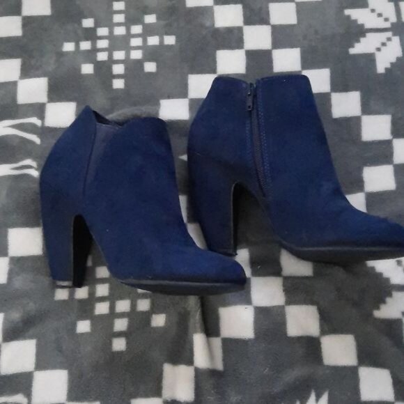 Candies Faux Suede Navy 4 Inch Block Heel Ankle Booties Size  7 - Picture 1 of 14